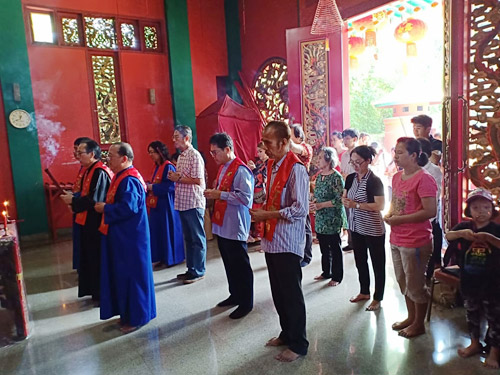 Matakin Prov. DKI melaksanakan sembahyang Duan Yang di Kelenteng Kongmiao TMII
